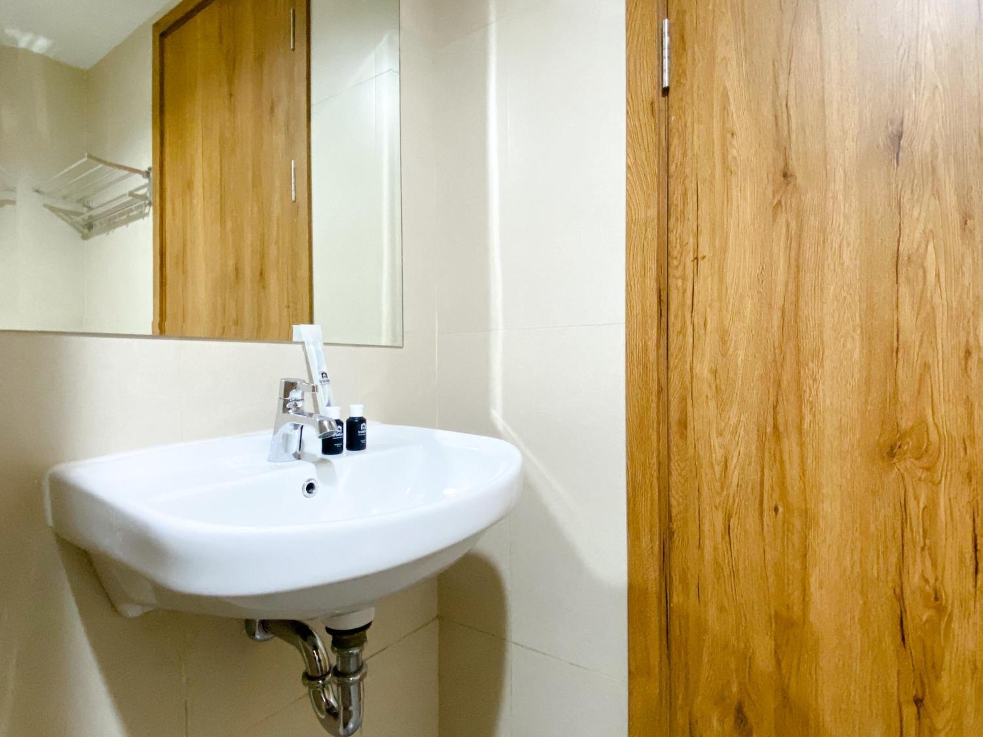 Homey No Kitchen At Gateway Park Lrt By Travelio Apartemen Bekasi